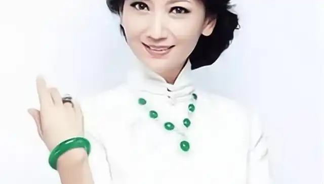 当一众女明星佩戴翡翠,她却比刘亦菲杨幂更亮眼,韵味十足!