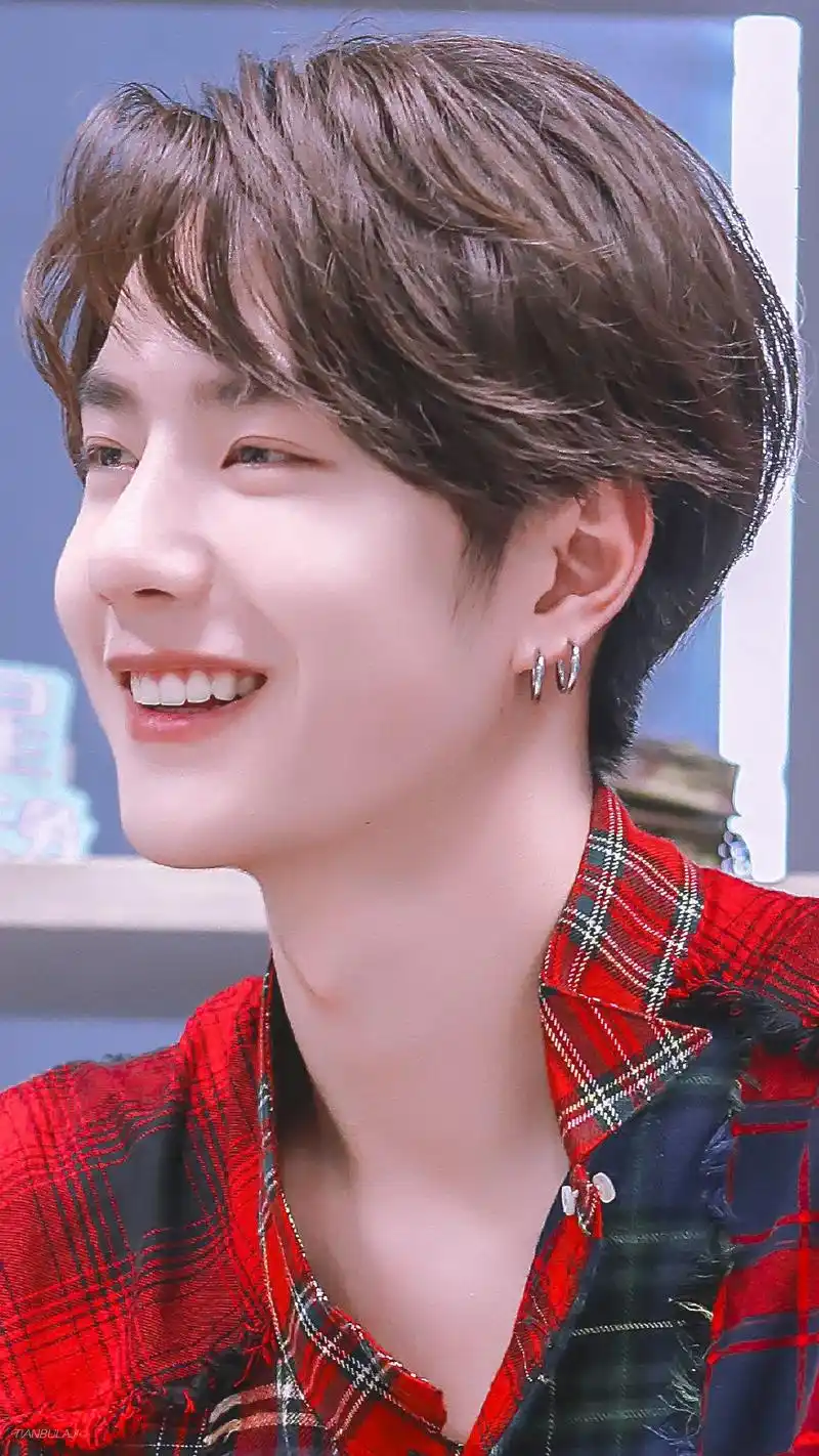 六张图告诉你王一博的微笑是多么甜,弟弟笑起来真的受不了!