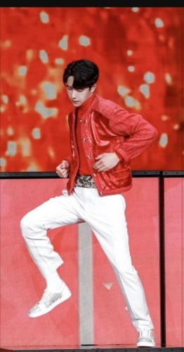 春晚3个小插曲:王一博穿女装外套,贾玲同款100多元,关晓彤手链16万