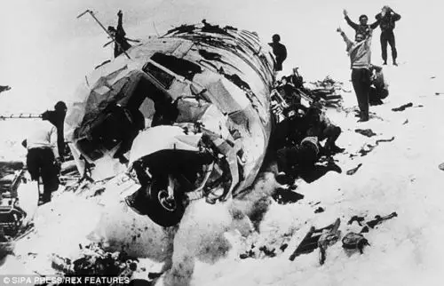 1场空难45名乘客72天雪山求生他们靠吃尸体度日