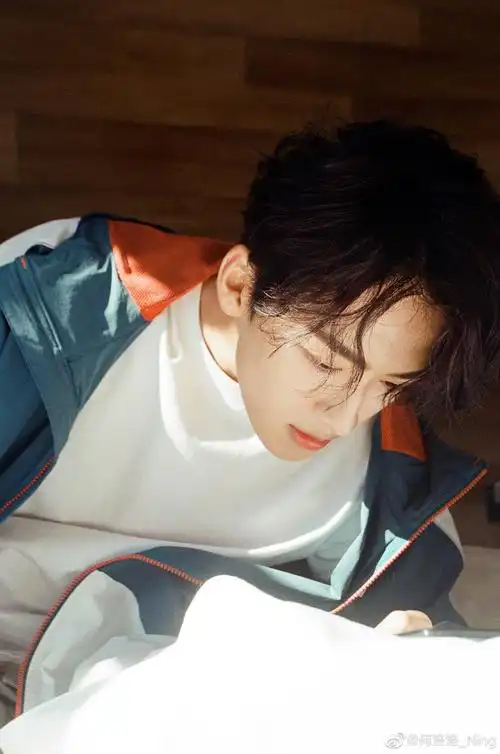 何洛洛这组怼脸大片真的好帅啊,氛围感十足,侧颜也真的绝美……_高清