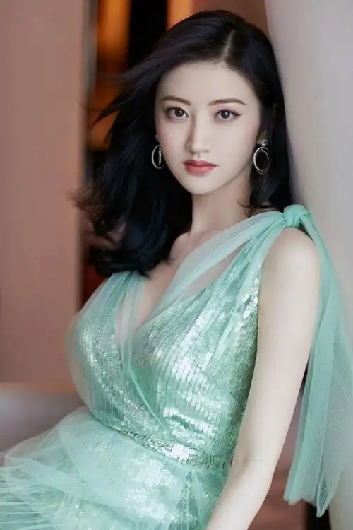 景甜,一个来自陕西西安的中国女演员,出生于1988年7月21日.