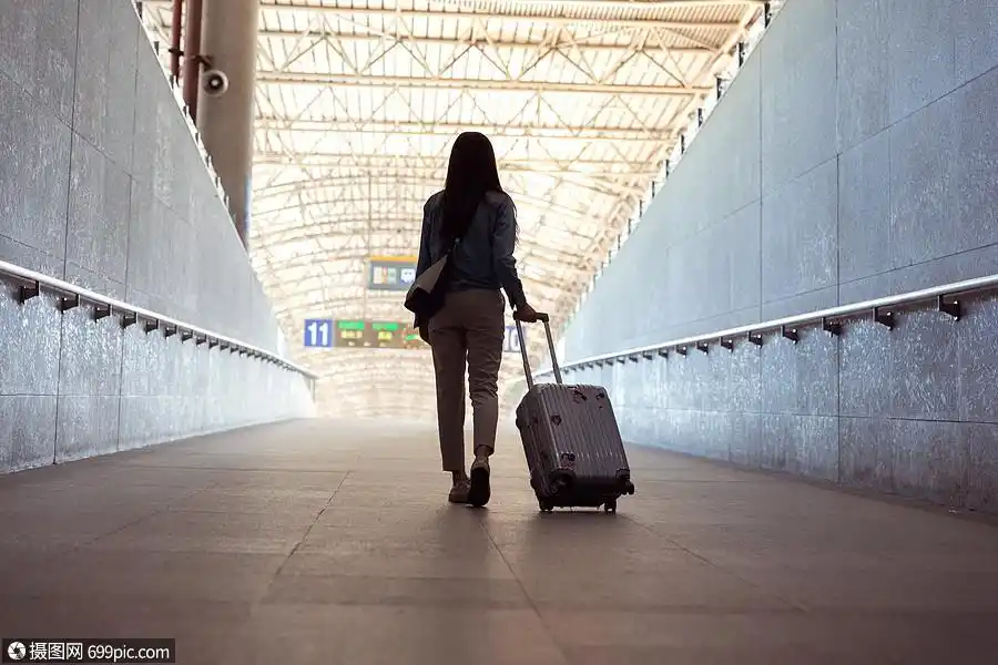 女性拖着拉杆箱背影旅游亚洲人