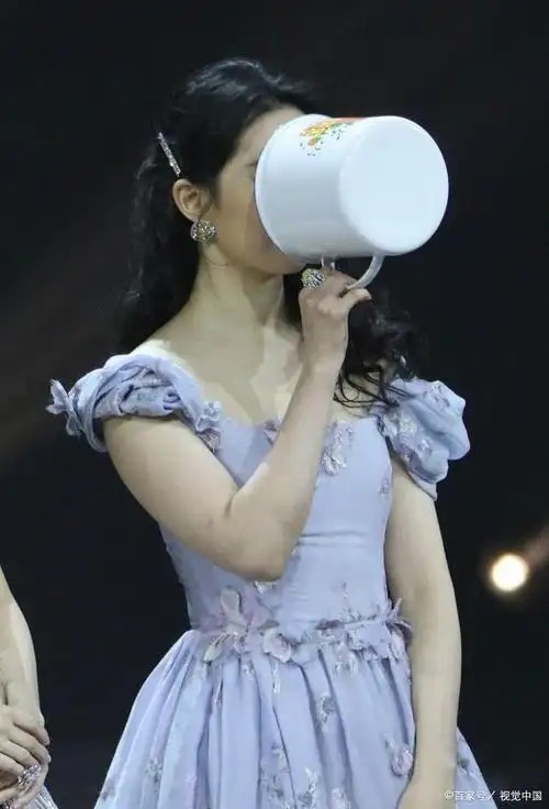 刘亦菲夸张的大翡翠,像是两片叶子,不过她也算终于出来营业了