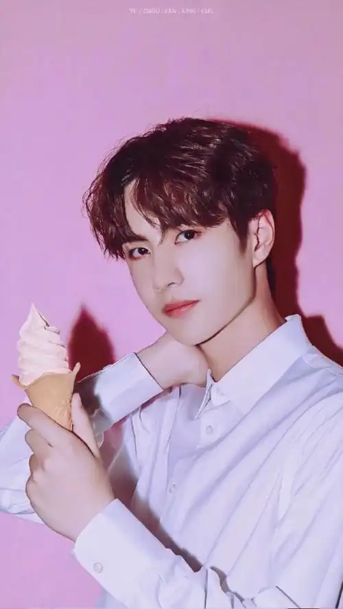 王一博:粉色小可爱,冰淇淋分你一半!