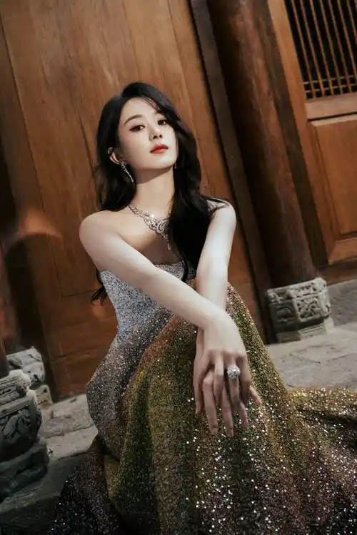 赵丽颖镂空长裙秀曼妙身姿,渐变礼服宛似公主,肤白貌美惹人爱