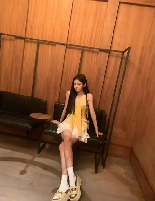 看了鞠婧祎的3套夏日穿搭,才发现,v领收腰和迷你裙,小个子必备