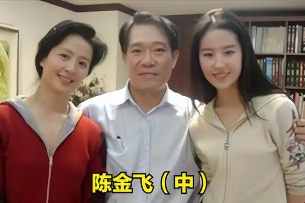 刘亦菲妈妈:两婚两离潇洒单身,长的比女儿漂亮,活得比女儿通透