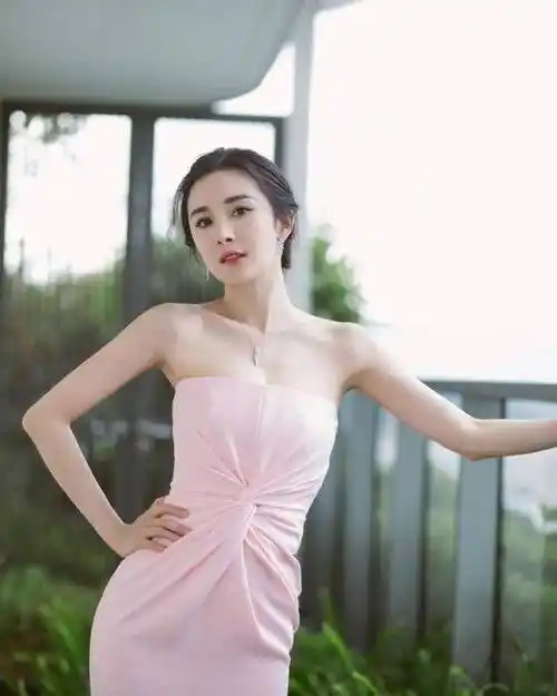 杨幂又现尤物身材这次大胆挑战浴巾裙身材真好