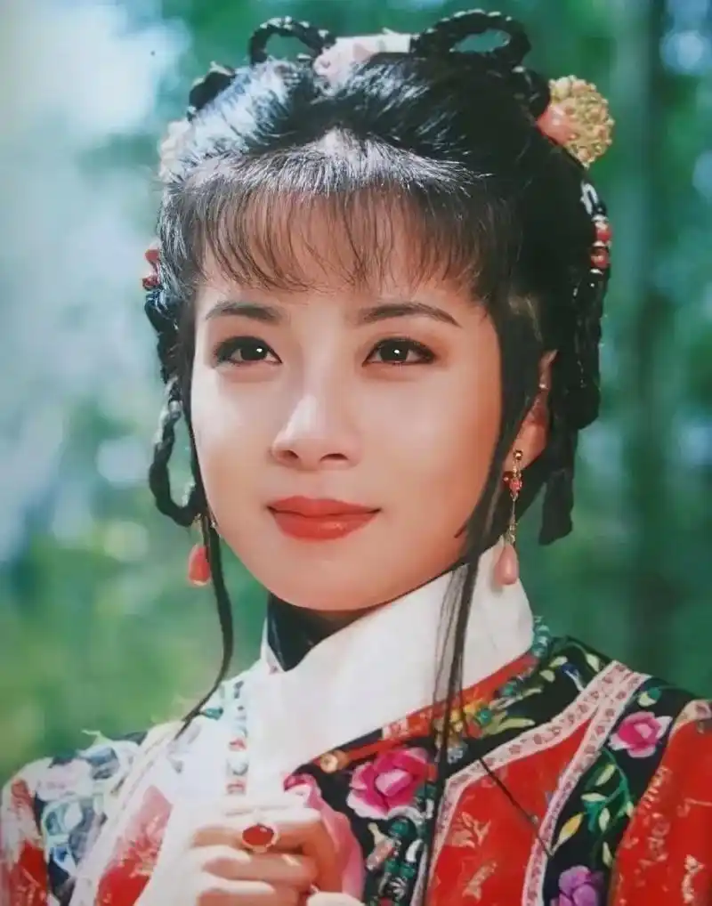 岳翎.图1-图8:《新月格格》-新月 图9:《青青河边草》- - 抖音
