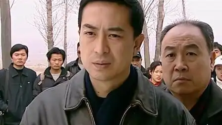 恶霸拦路收费不给就打人,新上任公安局长正好路过,霸道将其制服