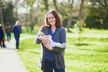 1月大的孩子在妈妈的手外面.第一次步行为新生儿照片