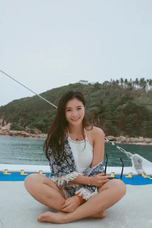 何姿晒清纯自拍 嘟嘴卖萌隐形秀恩爱