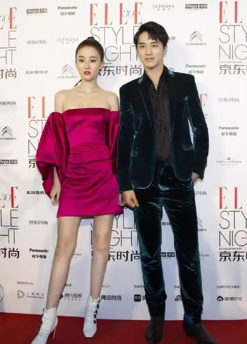 长腿美女乔欣,现身参加活动身穿白色运动长外套,扎着利落马尾辫