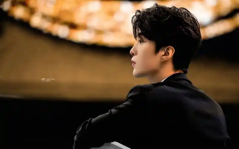 狠狠喜欢一些范丞丞会讲故事的名品侧颜_高清图集_新浪网