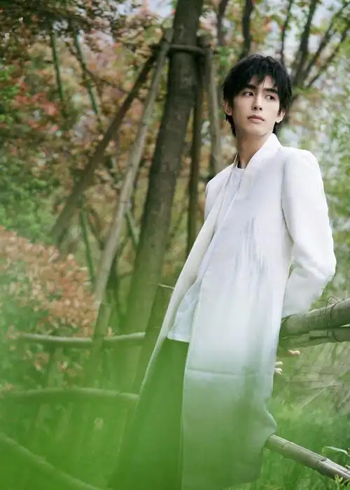 宋威龙白色西装儒雅帅气写真