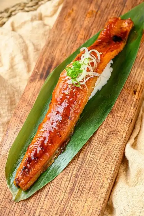 招牌巨长炙烤鳗鱼寿司咬10口才吃得完