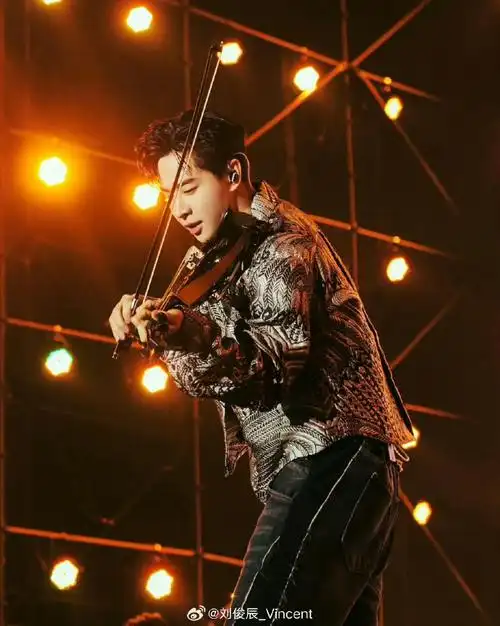 lau),就读于伯克利音乐学院,前韩国男子演唱组合superjunior-m成员,是