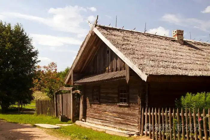 在村庄的木房子
