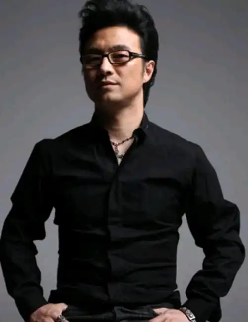 汪峰改换寸头新造型,去油减龄,精气神十足