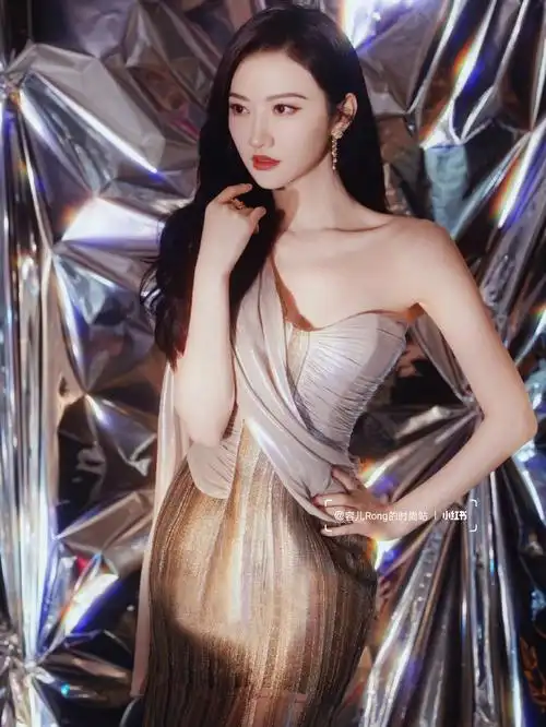 景甜金属感流光长裙