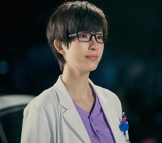 王珞丹在《急诊科医生》中饰演医学博士江晓琪,留起短发的王珞丹很