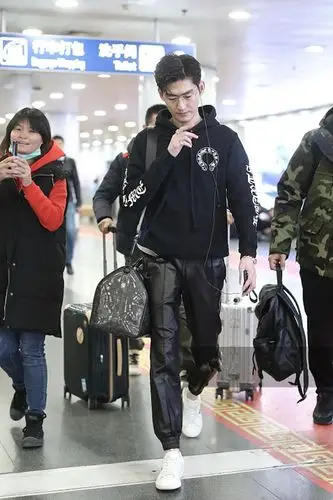 张翰穿黑色连帽卫衣搭配黑色皮裤现身 戴眼镜大步流星总裁范十足