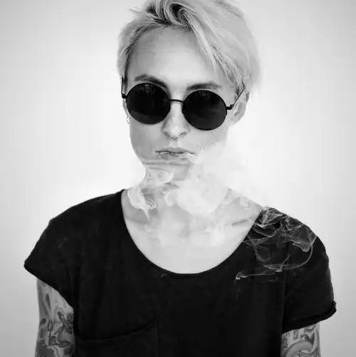 黑色背景下拥有彩色纹身的的美女