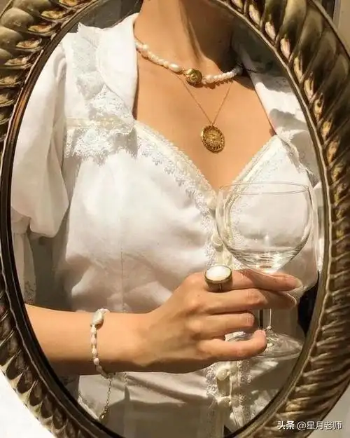 珍珠项链"回春"了,学会珍珠项链搭配方法,瞬间提升女神范(黄金珠子