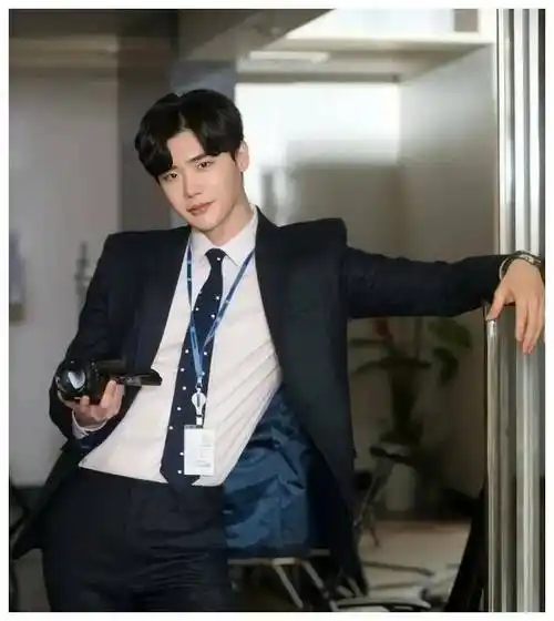 魅力四射的韩国欧巴,你觉得李钟硕帅吗?