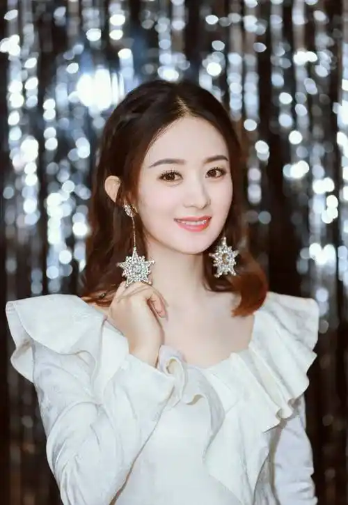 赵丽颖发照片圆圆的小脑袋配上毛茸茸的米奇帽子乍一看还以为是小宝宝