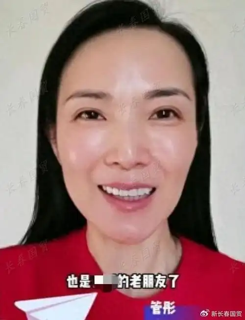央视主持人管彤素颜近照曝光,52岁的她不化妆时原来长这样