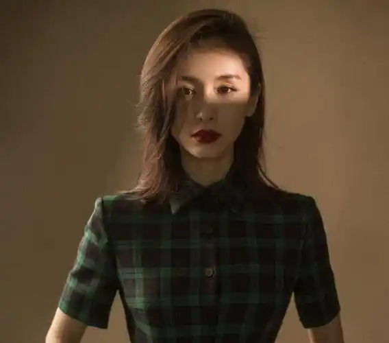 王子文新造型神似刘嘉玲?