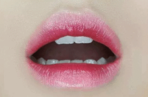 乔妹这款淡淡的橘色咬唇,提亮肤色的同时,精神面貌也提升一个level.