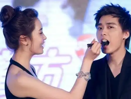 李易峰 李多海李多海恋情曝光后,让围观群众吃惊的是没想到最先送上