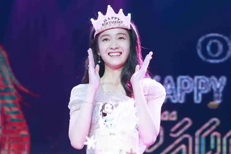 张雪迎"欢迎光临"生日会人气爆棚 亲密互动打造与粉丝的暖心瞬间
