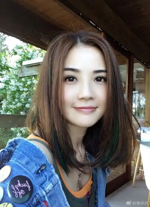 阿sa晒比基尼沙滩照 美腿抢镜