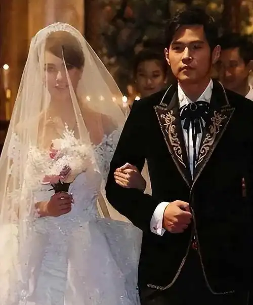 昆凌17岁被周杰伦追到手,旧照太美了,难怪周杰伦心急想娶她