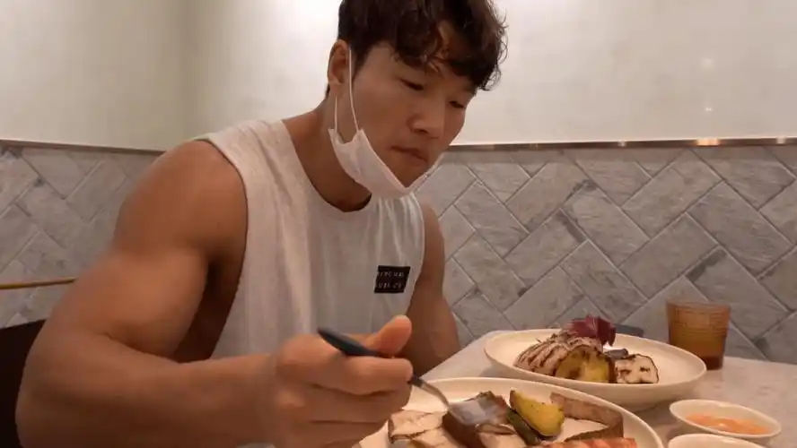 45岁金钟国被质疑打药,引发热议!网友:难怪肾不行了._肌肉