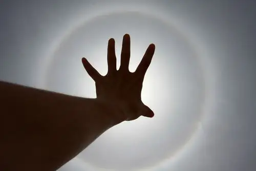 地球以及全宇宙的朋友们,将你们的双手指向天空,我需要集合你们的力量