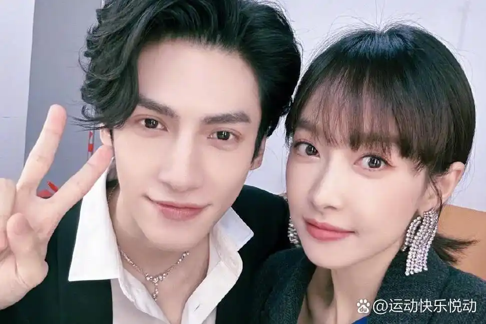 罗云熙与宋茜自拍 罗云熙在微博上发布了一张与宋茜的合照,两人关系