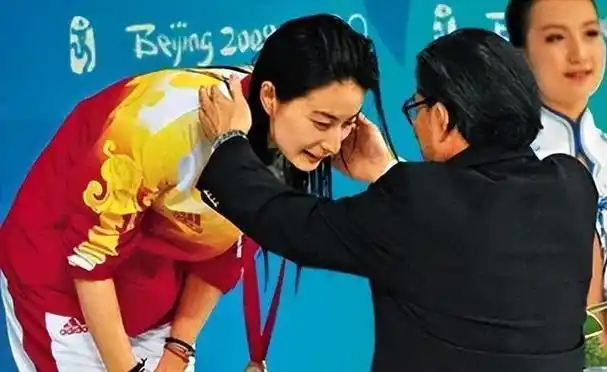 霍启刚的慌张彻底揭开了郭晶晶的婚姻真相难怪能爱19年