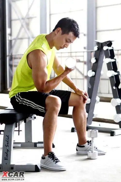 吴彦祖代言运动品牌 大秀结实肌肉