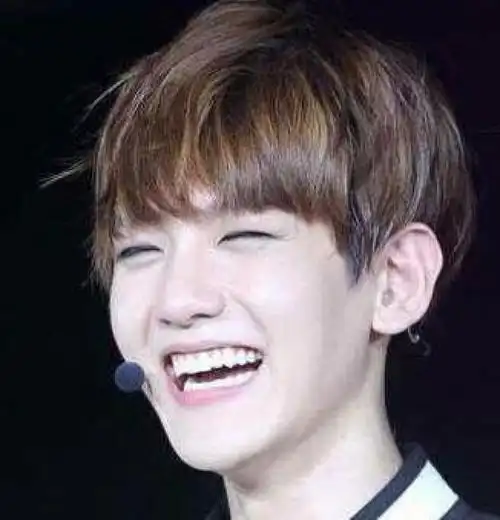 baekhyun##边伯贤# 笑起来弯弯的月牙眼 可爱的四方嘴t_t完全没有