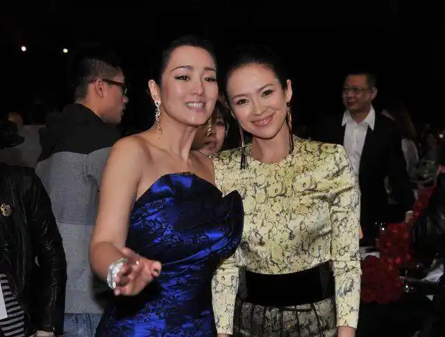 章子怡和巩俐派头十足衣服颜色一蓝一黄高级气质让俩人更显眼