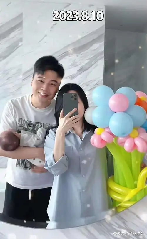 主持人沈涛罕晒一家三口!老婆刚出月子苗条貌美,儿子圆脸似爸爸