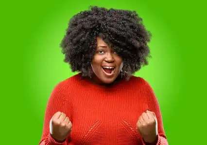 美丽的非洲妇女高兴和兴奋庆祝胜利表达了巨大的成功, 力量, 能量和