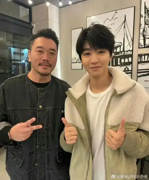 王俊凯比大拇指合照##王俊凯素颜比大拇指合照