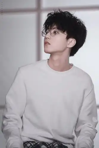 男明星"喉结杀",蔡徐坤魅惑,王俊凯青涩,就服王一博