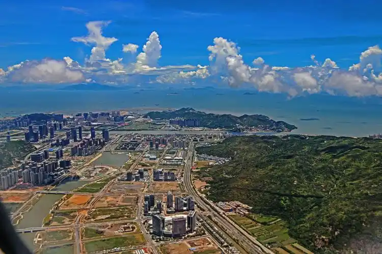 盛夏珠海游之一: 宏伟壮观大兴机场,云海航拍锦绣河山